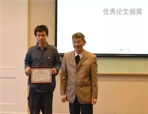 北大“最丑”数学老师爆红全网，哈佛为他打破百年校规，你怎么看？