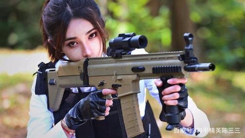 女孩子如何在和平精英中更好的练好压枪？