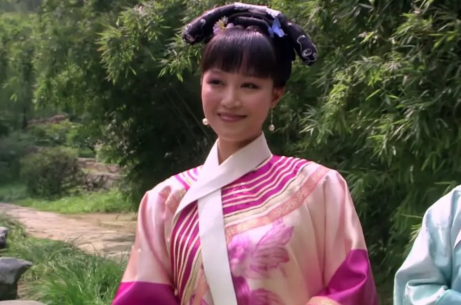 《甄嬛传》安陵容送甄嬛浮光锦时，谁注意她身上绣的花？