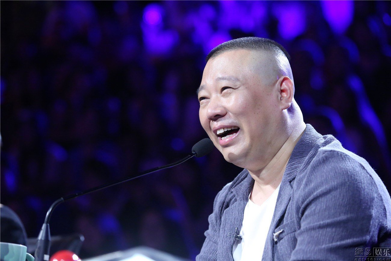 郭德纲排队做核酸被拍，他的衣着打扮有多低调？