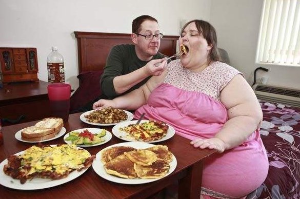 如何评价“300斤女孩一年减掉半个自己”这件事？