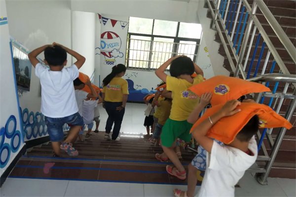 四川一市民住35楼称地震时像坐大摆锤，地震来临之际我们该怎么做？