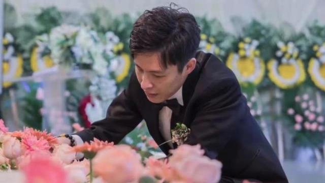 为亡妻守灵7天，殡仪馆补办婚礼：你是最美的新娘，如今怎样了？
