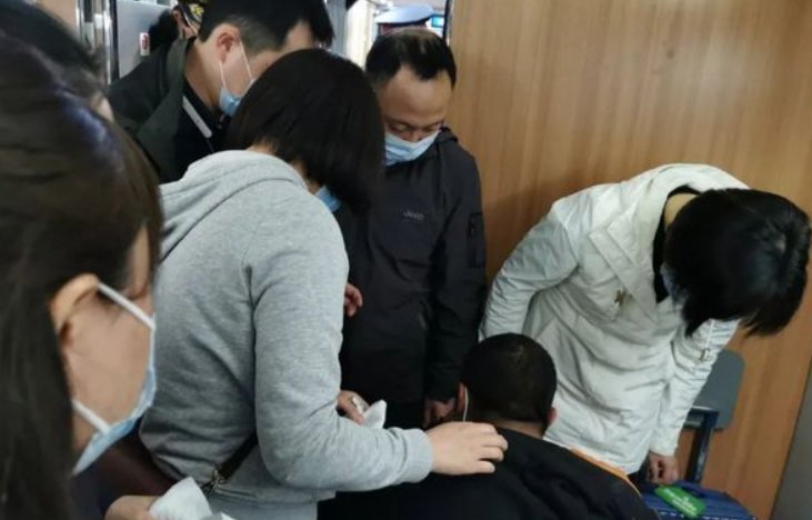 动车乘客突发疾病遇上55名医生，最后情况如何？