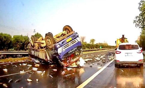 司机欲从两车中间超车，由于操作失误致多车事故，他将会承担哪些责任？