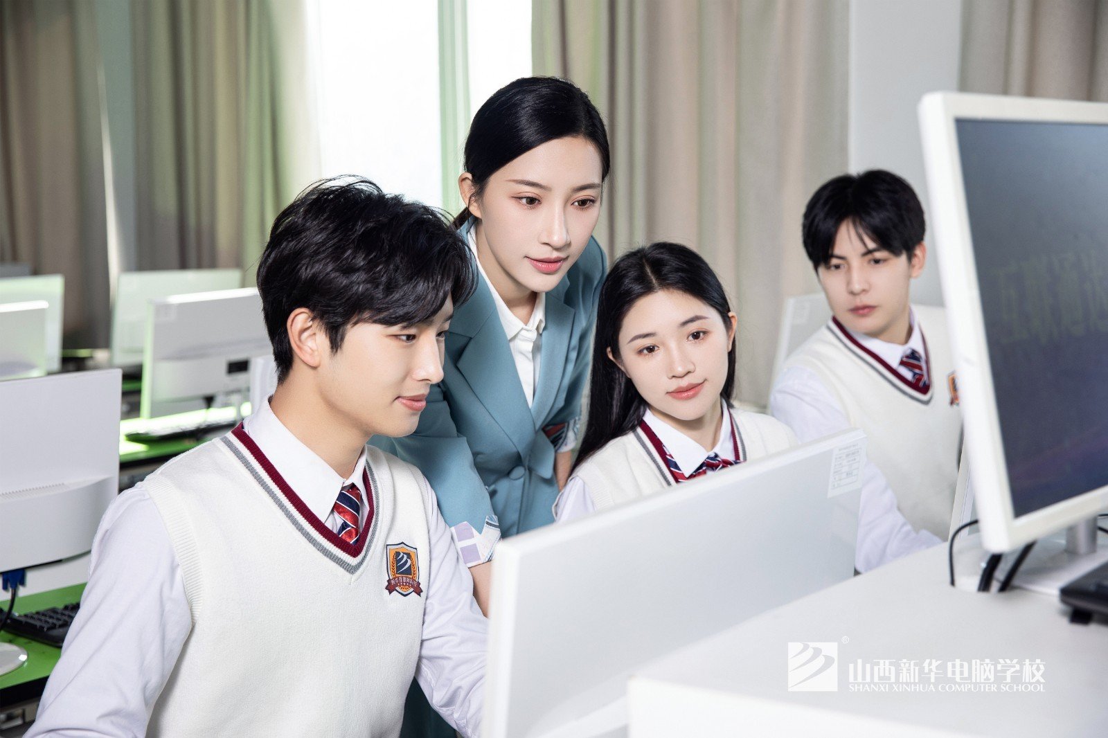 ps中图层锁定了要怎么解锁？