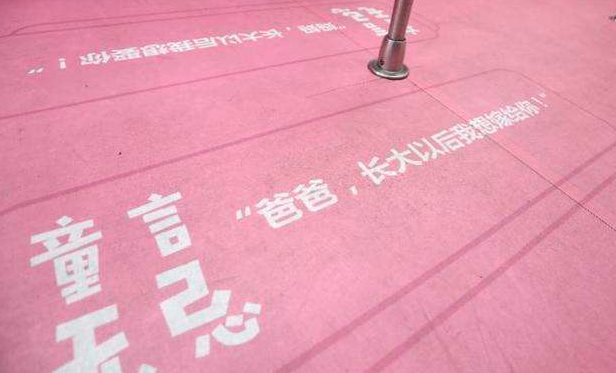 深圳地铁回应车厢雷人标语，为什么要把这些标语贴在公共场合？