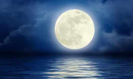 中秋之夜,皓月当空,长期漂泊海外的华人望着一轮金黄的圆月，都会有（ ）的感慨。