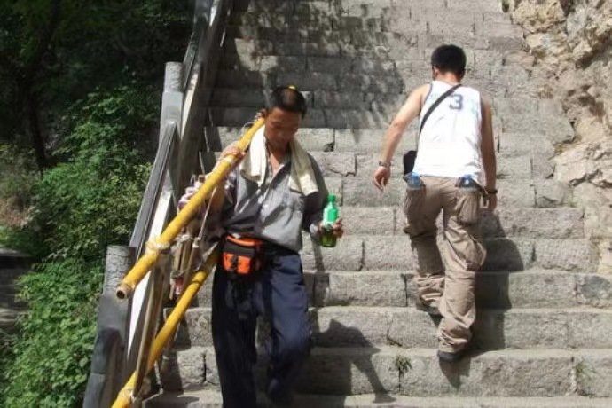 雇轿子抬狗上山女子发声，你觉得雇轿子抬狗合适吗？