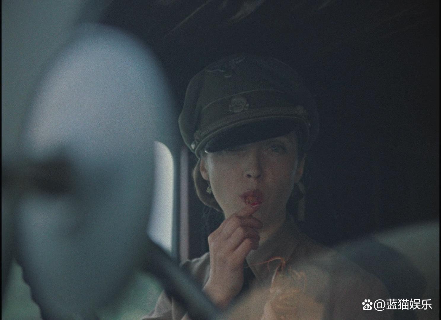 电影《自己去看》中的“女德军”的结局是什么？