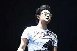 汪峰在微博评论区问明天还有大事发生吗，他为什么被称为“娱乐圈预言家”？