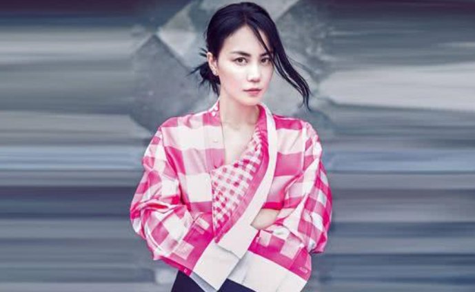 “旋转的木马让你忘了伤……看着他们的羡慕眼光……旋转的木马没有翅膀，却能带着你到处飞翔……”什么歌