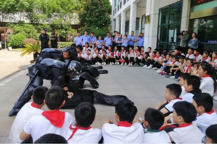 小学毕业成长纪念册的扉页怎么写?