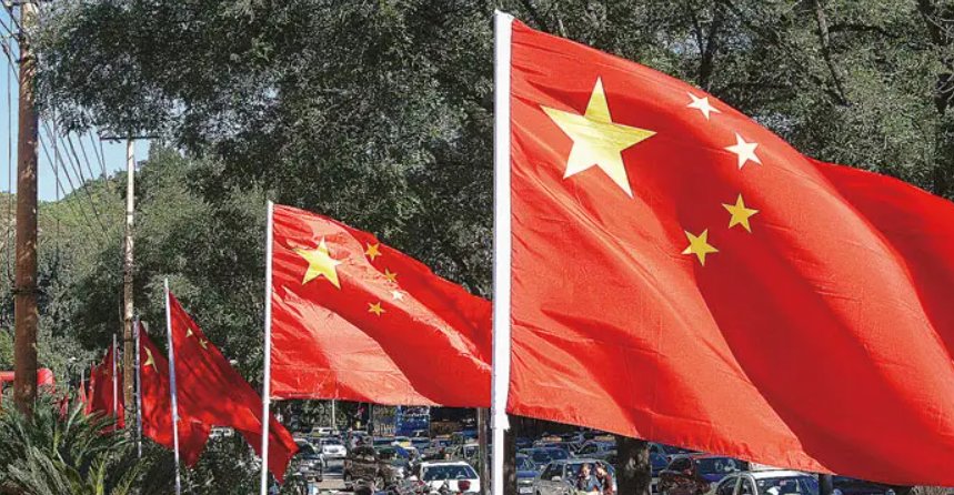 工商银行将换下的国旗当垃圾丢在地上，退伍军人捧起来归还！银行作何回应？