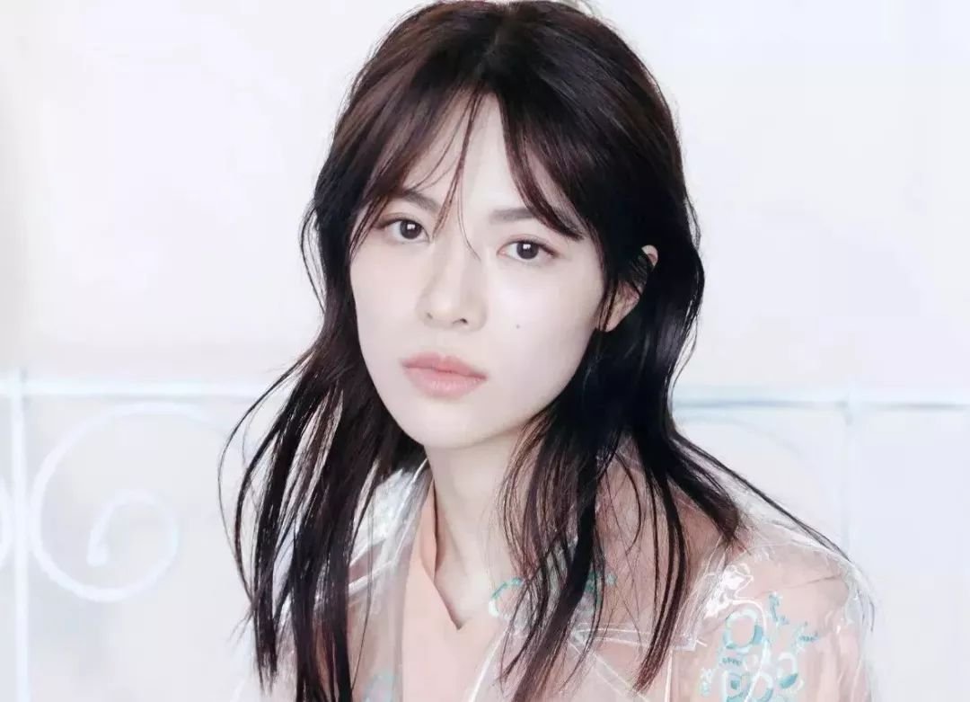 黄景瑜钟楚曦冒雨约饭，两人一前一后出饭店，两人是在谈恋爱吗？