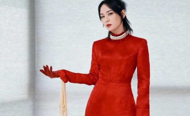 “不受欢迎”的周笔畅默默圈粉三千万，她成功的超越李宇春，你怎么看？