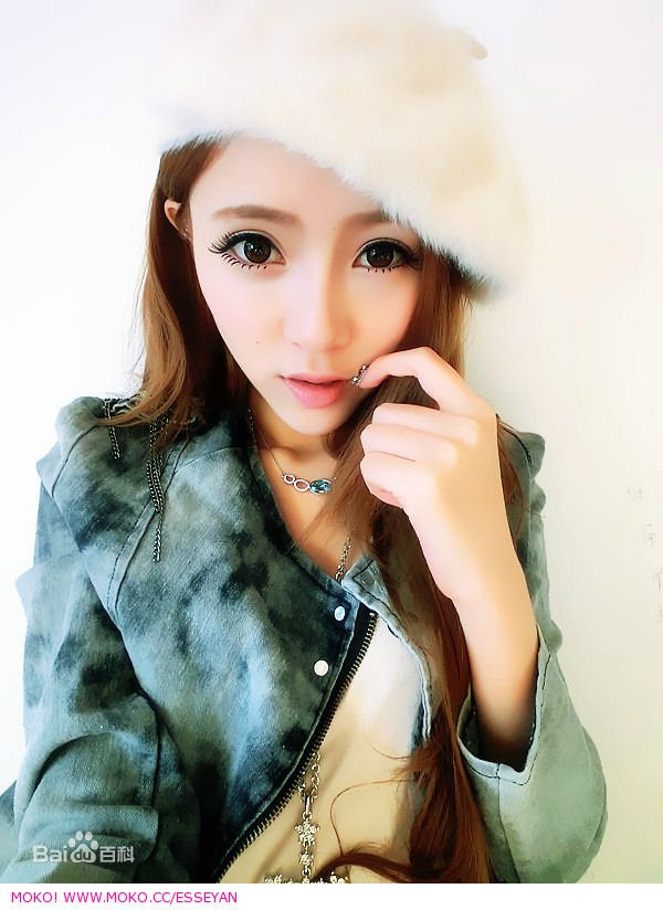 求大神告诉我这个模特的名字 背后一朵花的纹身