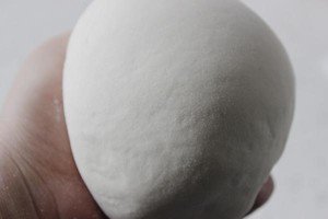 请问馒头松软和酵母的多少有关还是和和面软硬有关为什么蒸出的馒头有特别软有的一般软？