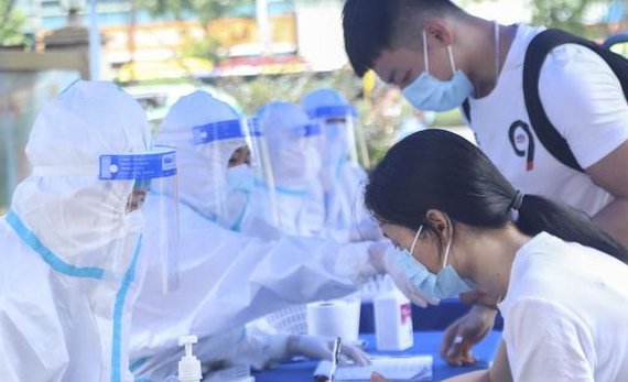 无锡一街道出小区居民外出采购被扣身份证，这样的管控措施是否合理？