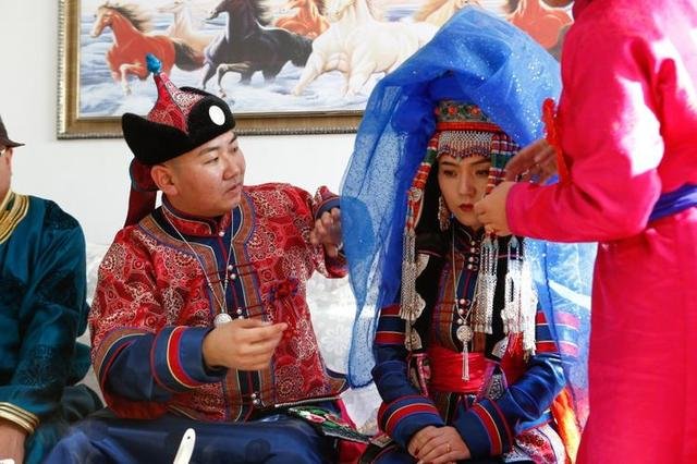 内蒙古女子结婚邀8位男同学当伴娘，如果新郎找8个女同学，新娘会怎么想？