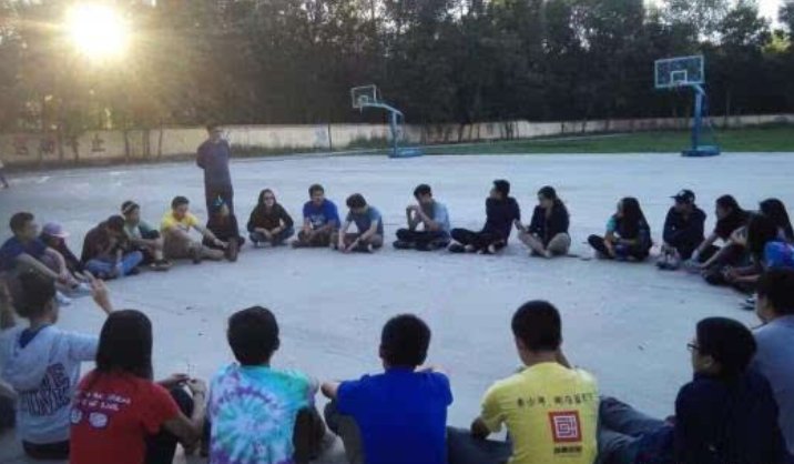 毕业班操场上席地吃散伙饭怎么回事？