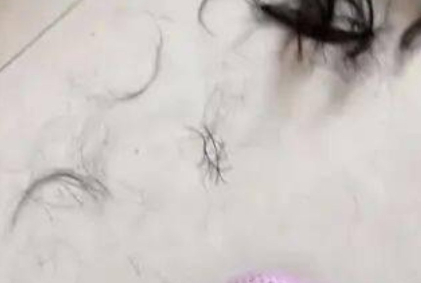 淮安一妈妈睡觉时被萌娃偷剃头，妈妈是什么反应？