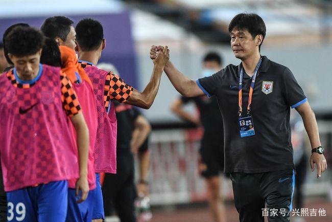 李霄鹏称国足球员值得表扬，如何评价他的执教水平？