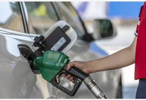 别着急加油！油价或迎三年半最长连跌，油价下跌利好哪些行业？