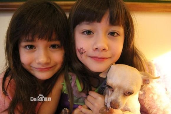 求教壁纸上小女孩的姓名~有图片