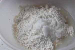 请问馒头松软和酵母的多少有关还是和和面软硬有关为什么蒸出的馒头有特别软有的一般软？