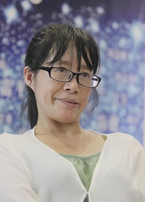 余秀华在个人公众号发表诗歌《再见，神农架》，她的诗歌有什么特点？