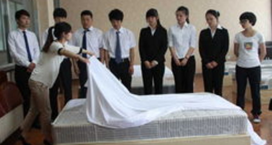 酒店客房铺床过程及步骤？