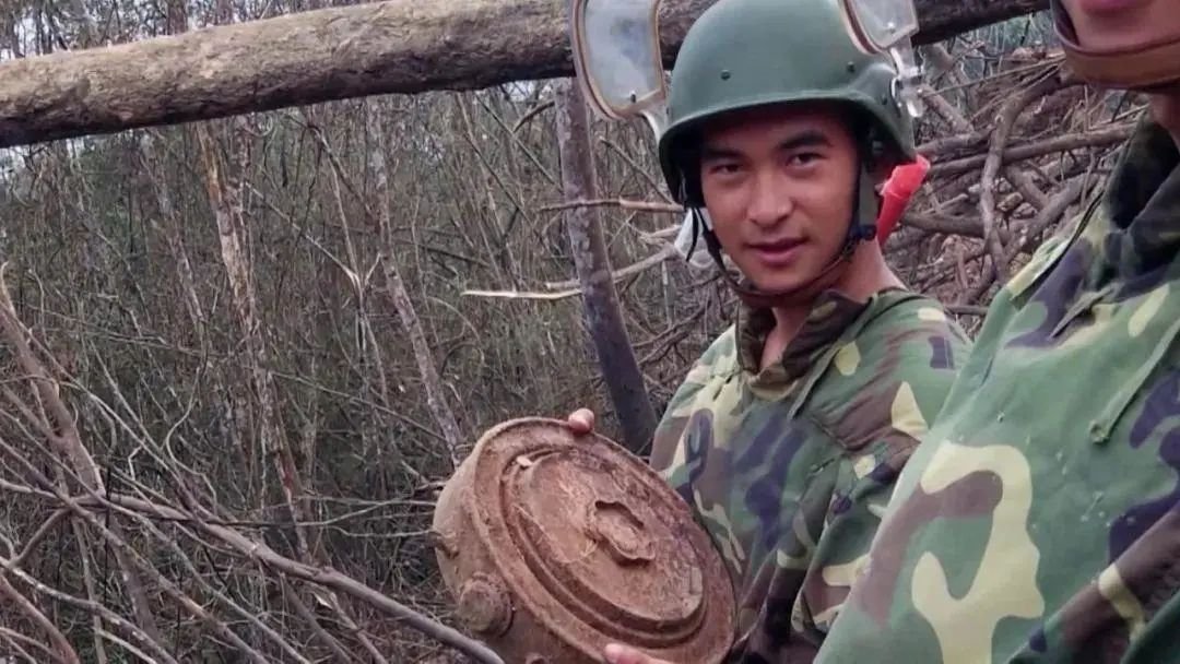 杜富国被炸烂的防护服首次公开展出，关于他的英雄事迹你了解多少？