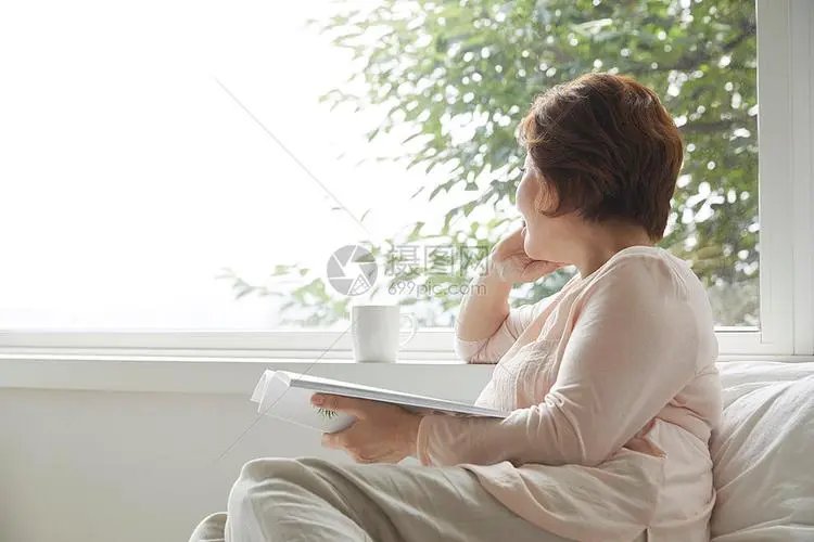 50岁被裁女空乘空窗期自学获offer！她身上有哪些可贵的品质？