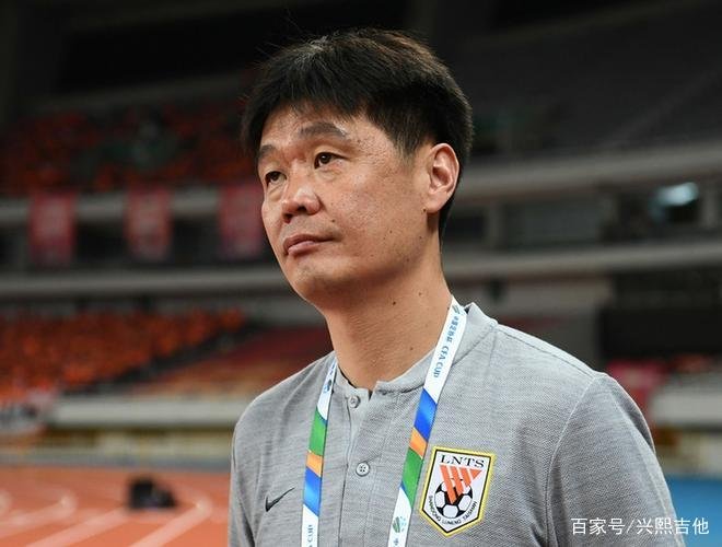 李霄鹏称国足球员值得表扬，如何评价他的执教水平？