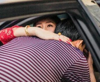 新娘出嫁哥哥弟弟哭成泪人，拍肩膀哽咽叮嘱新郎，这一幕为何能令网友破防？
