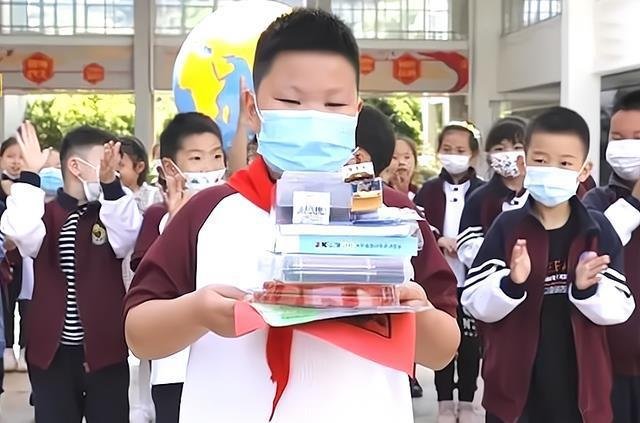浙江小学生捡600元原地等失主1小时，最终是否等来了失主？