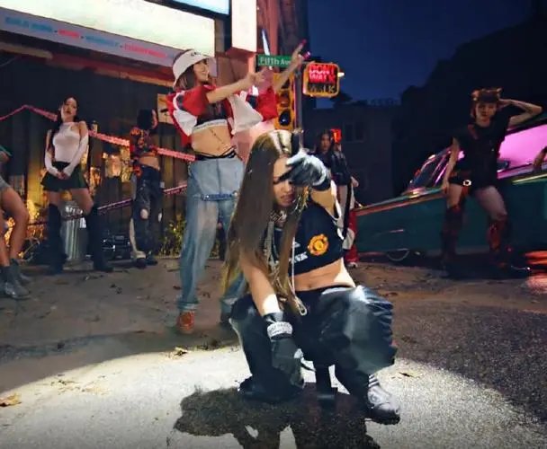 BLACKPINK新歌MV身穿曼联球衣！这是什么梦幻联动？