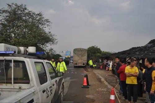 成雅高速一重型货车与商务车对向相撞致3死3伤,事故的责任该如何划分?