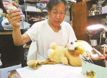 上海一退休老人开娃娃诊所修复上千玩偶，这位老人这么做有什么意义？