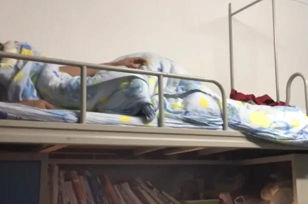 吉林俩外校男生入住高校女寝，乱翻内衣拍照取乐，校方对此事是何态度？