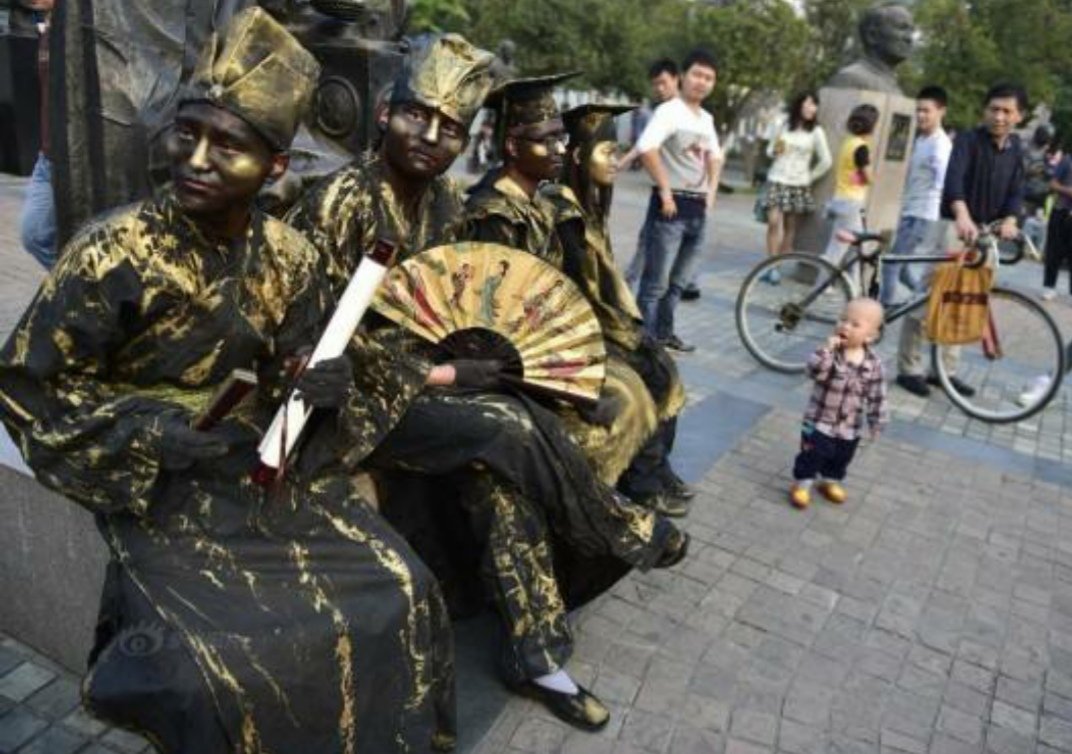 假扮铜人把执勤女警吓出表情包，这是怎么回事？