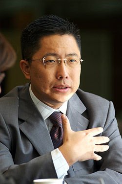 李阳被曝家暴女儿后续，李阳仍在正常开课，难道不该对其严惩吗？