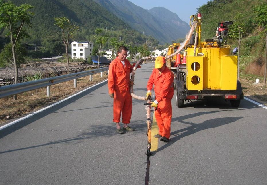 沥青路面裂缝怎么处理