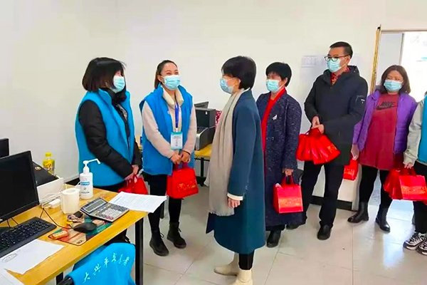 北京海淀一女子向疫苗接种人员索要礼品，女子此举遭到了网友怎样的谴责？