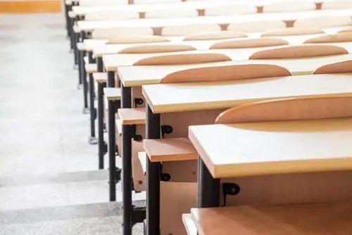 幼师多次用椅子压三岁幼儿，园方对此如何回应？