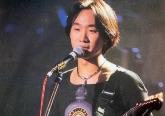 当年拉黄家驹掉下3米舞台的内村光良，现如今怎么样？