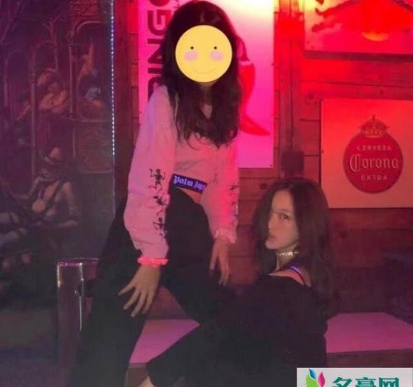 李嫣否认逛夜店怎么回事 李嫣和同学合影被网友热议