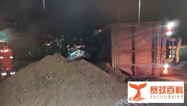 闯红灯!运沙车“压扁轿车”致一家6人死亡:大车非法改装超载!