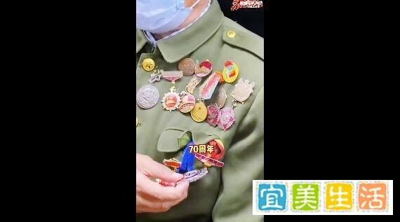 9旬老兵挂满勋章坐地铁被围观 这是咋情况？